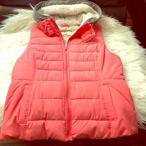Hollister vest, puffer inside , size XL new